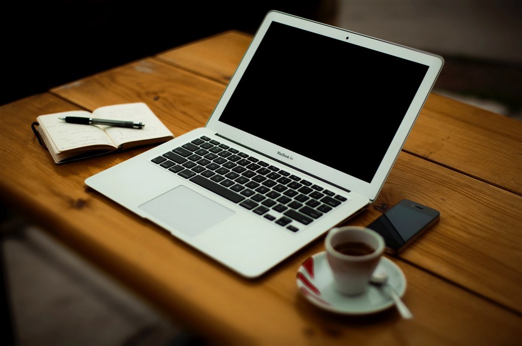 laptop coffee and pen 4