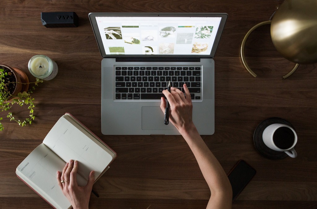 woman working in laptop