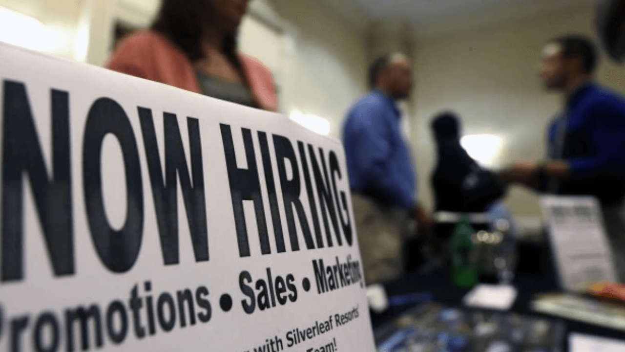Four of 10 firms in Spain report higher job turnover levels in the last 12 months