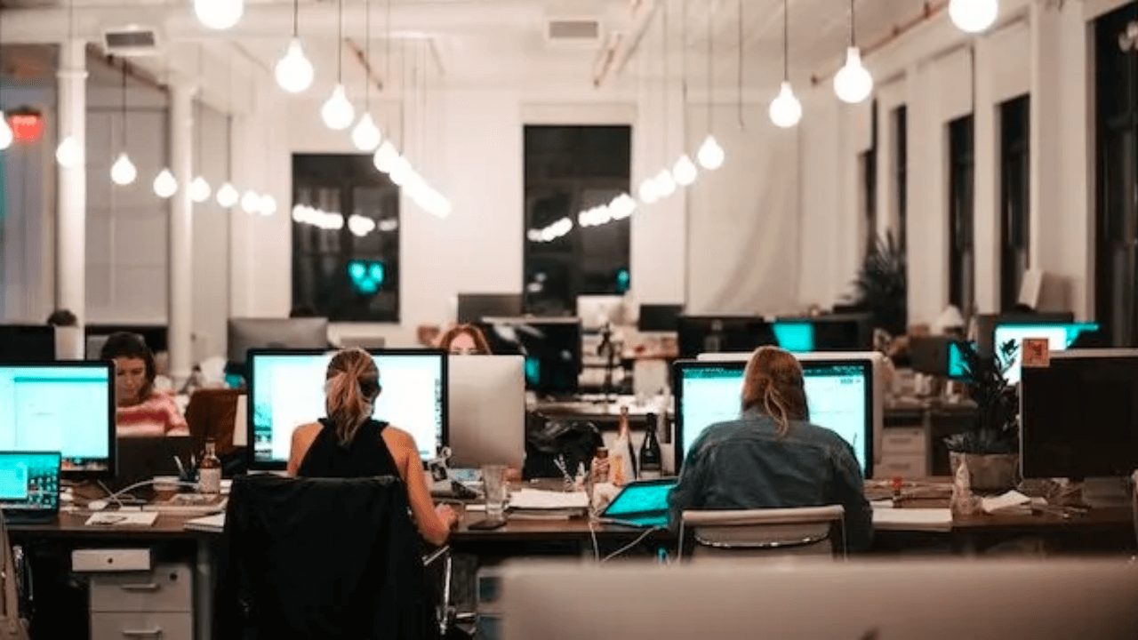 Tech giants govt embrace hybrid office