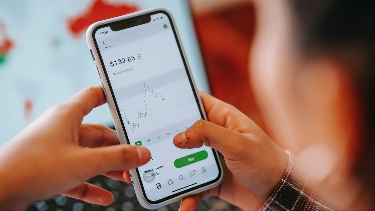 With valuations stabilizing, analysts advise long-term investors to revisit IT names. (Photo from Pexels)