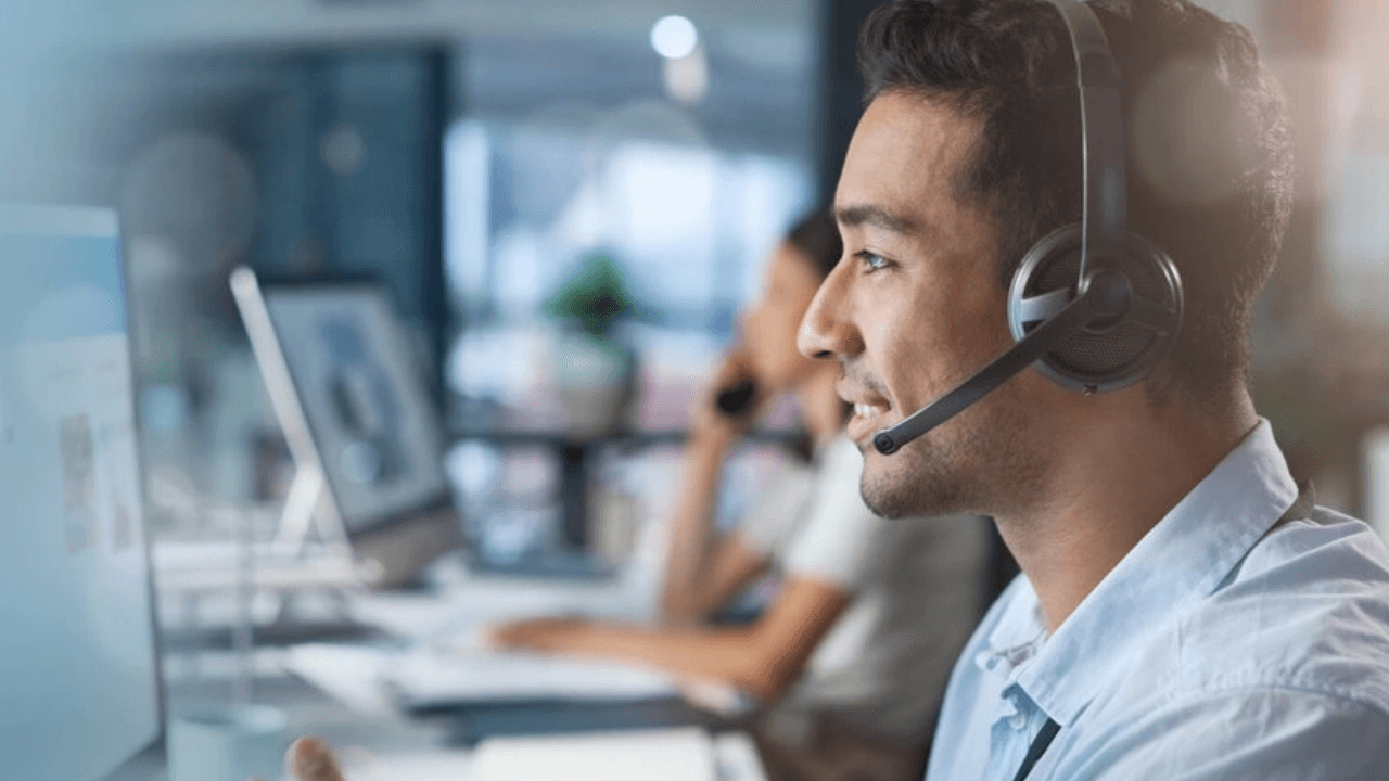 Contact center agents prioritize AI