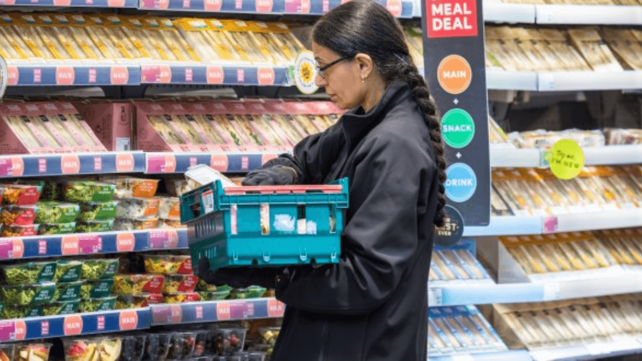 uk-retail-jobs-decline-amid-outsourcing