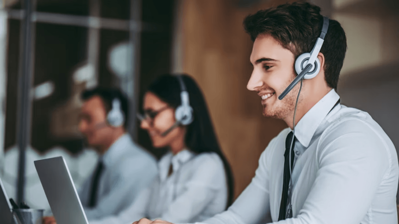 Contact centers choose workforce redesign over AI layoffs